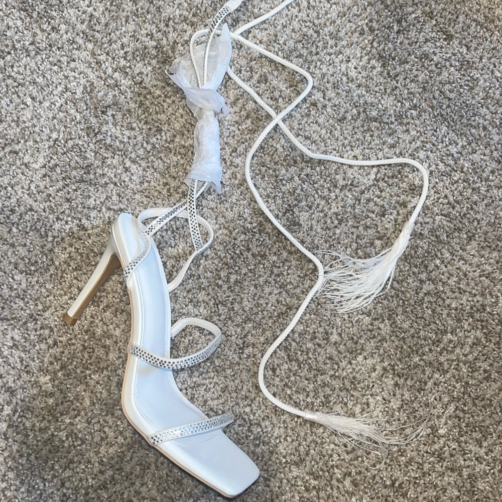 White Sandals Strap Feather rhinestones New In Box Size 8.5 Bridal Heels Pumps